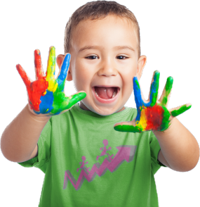 Foto de niño con manos pintadas